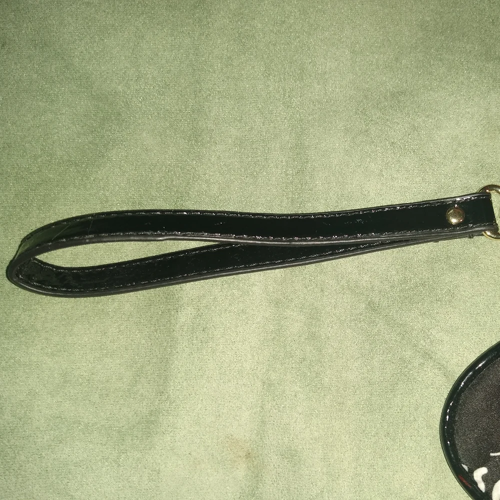 Betsey Johnson Wristlet Ribcage Heart Print EUC Black Patent Leather Trim
